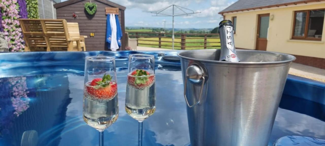 Sunny Bank- Countryside Escape With Private Hot Tub And Countryside Views Villa Carmarthen Luaran gambar